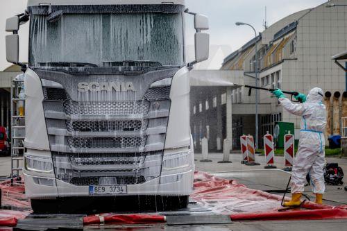 epa12005006 A firefighter disinfects a truck at the Czech-Slovak border crossing Lanzhot-Brodske, Czech Republic, 02 April 2025. At four border crossings with Slovakia, disinfectant mats and spraying kits have been installed due to the risk of foot-and-mouth disease spreading, which has appeared on five farms in Slovakia and Hungary. The disease has...
