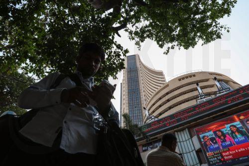 epa12015405 People walk past the Bombay Stock Exchange (BSE) building in Mumbai, India, 07 April 2025. The Indian stock market SENSEX fell by approximately 3,000 points as Trump's tariffs hit the global market.  EPA/DIVYAKANT SOLANKI