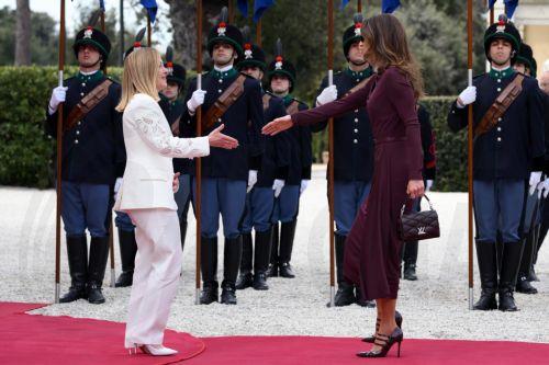 epa12020060 Italian Prime Minister Giorgia Meloni (L) welcomes Queen Rania of Jordan (R) at Villa Doria Pamphili in Rome, Italy, 09 April 2025.  EPA/ETTORE FERRARI