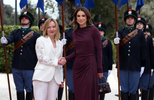 epa12020107 Italian Prime Minister Giorgia Meloni (L) welcomes Queen Rania of Jordan (R) at Villa Doria Pamphili in Rome, Italy, 09 April 2025.  EPA/ETTORE FERRARI