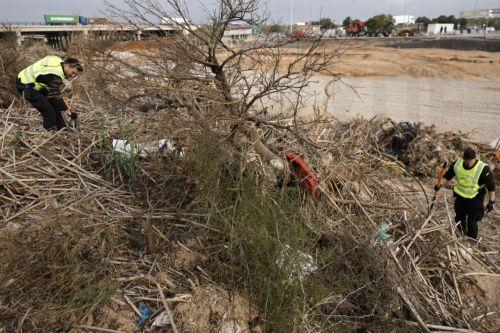 epa12022144 Civil Guard agents search for the bodies of three people in Riba-roja de Turia, Valencia, Spain, 10 April 2025, that are still missing since the October 2024 floods in Valencia. More than five months after the flash floods triggered by the DANA (high-altitude isolated depression) weather phenomenon that hit the east of the country on 29 October...