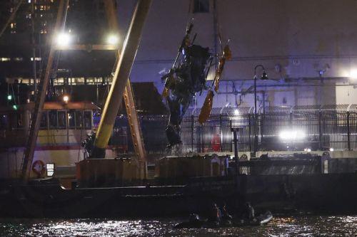 epa12024087 Emergency responders on the scene remove a helicopter from the Hudson River after it crashed, in Jersey City, New Jersey, USA, 10 April 2025. According to a statement from New York city Mayor Eric Adams, six people, including three children, were killed in the accident.  EPA/SARAH YENESEL