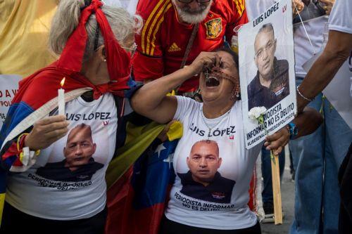 epa12024119 A group of people participate in a demonstration over the treatment of political prisoners, in front of the Helicoide in Caracas, Venezuela, 10 April 2025. Anti-Chavez leader Maria Corina Machado stated that in Venezuela, people imprisoned for defending democracy are 'practically prisoners of war', in reference to the more than 900 detainees...