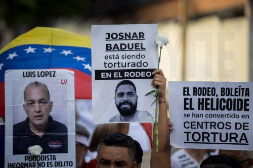 epa12024120 A group of people participate in a demonstration over the treatment of political prisoners, in front of the Helicoide in Caracas, Venezuela, 10 April 2025. Anti-Chavez leader Maria Corina Machado stated that in Venezuela, people imprisoned for defending democracy are 'practically prisoners of war', in reference to the more than 900 detainees...
