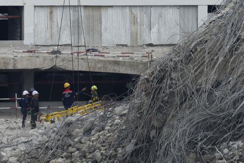 epa12024224 Rescuers search for survivors at the site of a collapsed building in Bangkok, Thailand, 11 April 2025. Rescue teams detected signs of life beneath the debris of a 30-storey building that collapsed following tremors from a 7.7-magnitude earthquake that struck Myanmar on 28 March. Workers from the Phetkasem Foundation reported detecting a mobile...