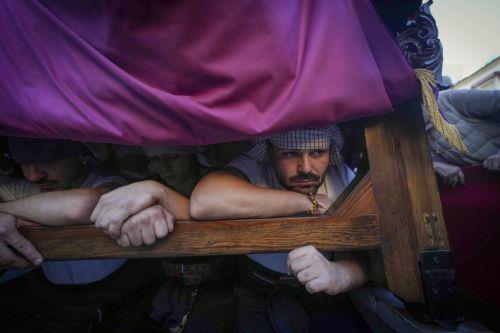 epaselect epa12033877 Penitents of the Brotherhood of the Santa Faz take part in a Holy Week procession in Cordoba, Andalucia, southern Spain, 15 April 2025.  EPA/RAFA ALCAIDE