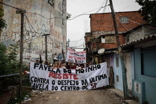 epa12034129 Residents of the Moinho favela protest against the state government's plan to evict them from their community, in Sao Paulo, Brazil, 15 April 2025.  EPA/Isaac Fontana