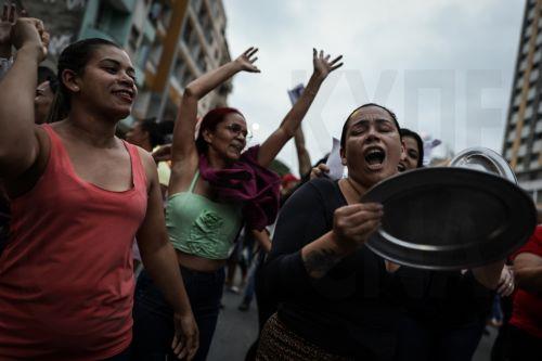 epaselect epa12034127 Residents of the Moinho favela protest against the state government's plan to evict them from their community, in Sao Paulo, Brazil, 15 April 2025.  EPA/Isaac Fontana