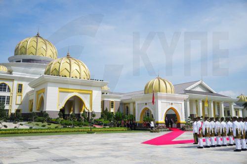 epa12034172 Malaysian King Sultan Ibrahim Sultan Iskandar (R), next to Chinese President Xi Jinping (L), and Malaysian Prime Minister Anwar Ibrahim (C), during an official welcoming ceremony at the national palace in Kuala Lumpur, Malaysia, 16 April 2025.  EPA/VINCENT THIAN / POOL
