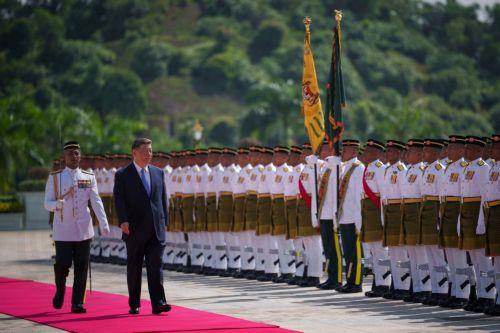 epa12034175 Chinese President Xi Jinping, inspects as honor guard during an official welcoming ceremony at the national palace in Kuala Lumpur, Malaysia, 16 April 2025.  EPA/VINCENT THIAN / POOL