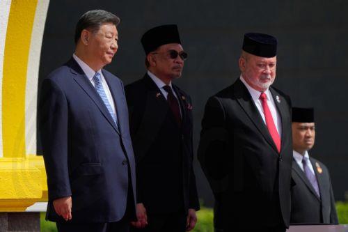 epa12034176 Malaysian King Sultan Ibrahim Sultan Iskandar (R), next to Chinese President Xi Jinping (L), and Malaysian Prime Minister Anwar Ibrahim (C), during an official welcoming ceremony at the national palace in Kuala Lumpur, Malaysia, 16 April 2025.  EPA/VINCENT THIAN / POOL