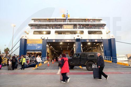 Ταξιδιώτες  επιβιβάζονται σε πλοίο, στο λιμάνι του Πειραιά, καθώς κορυφώνεται η έξοδος των εκδρομέων για τις διακοπές του Πάσχα, Μεγάλη Πέμπτη 17 Απριλίου 2025. ΑΠΕ-ΜΠΕ/ΑΠΕ-ΜΠΕ/Αλέξανδρος Μπελτές