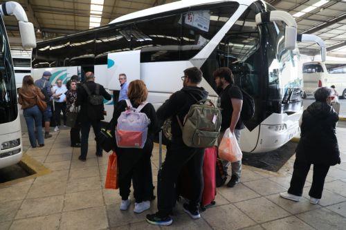 Κόσμος αναχωρεί για τις διακοπές του Πάσχα με λεωφορείο ΚΤΕΛ στο σταθμό Κηφισού, Αθήνα, Μεγάλη Πέμπτη 17 Απριλίου 2025. ΑΠΕ-ΜΠΕ/ΑΠΕ-ΜΠΕ/ ΓΙΩΡΓΟΣ ΒΙΤΣΑΡΑΣ