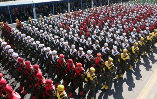 epa12038363 Iranian soldiers participate in a parade during the annual Army Day celebration, at a military base in Tehran, Iran, 18 April 2025. Top Iranian and US officials will hold second indirect negotiations on 19 April 2025 amid the ongoing tensions between the USA, Israel, and Iran.  EPA/ABEDIN TAHERKENAREH