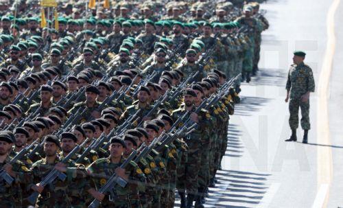 epa12038386 Iranian soldiers parade during the annual Army Day celebration, at a military base in Tehran, Iran, 18 April 2025. Top Iranian and US officials will hold second indirect negotiations on 19 April 2025 amid the ongoing tensions between the USA, Israel, and Iran.  EPA/ABEDIN TAHERKENAREH
