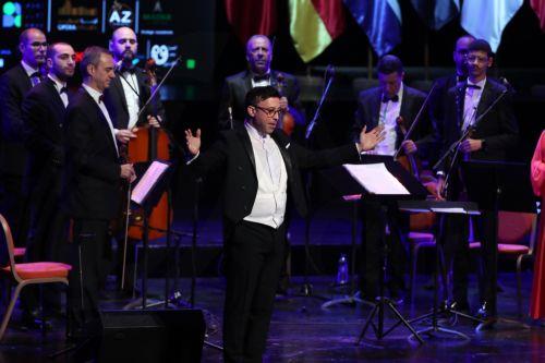 epa12045732 Tunisian conductor Chadi Garfi (C) and members of the Tunisian Symphony Orchestra perform during the 14th International Cultural Festival of Symphonic Music at the Algiers Opera, in Algiers, Algeria, 21 April 2025. The 14th International Cultural Festival of Symphonic Music will be held from 17 to 23 April. Seventeen countries will participate,...