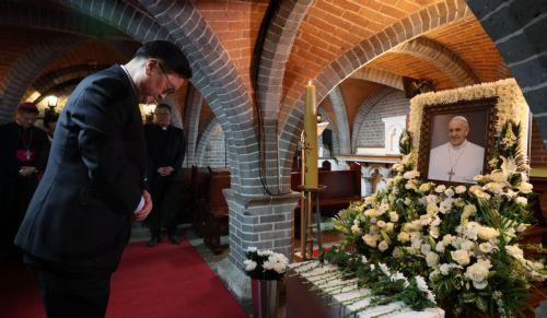 epa12047967 National Assembly Speaker Woo Won-shik offers a silent prayer before a portrait of Pope Francis at a memorial altar in the underground chapel of Myeongdong Cathedral in Seoul, South Korea, 23 April 2025. The first pontiff from Latin America and the first Jesuit pope died at age 88 on 21 April.  EPA/YONHAP / POOL SOUTH KOREA OUT