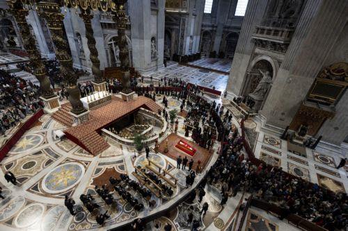 epa12050906 People line up at St. Peter's Basilica to pay their respects to late Pope Francis laying in state at the St. Peter's Basilica in Vatican City, 24 April 2025. Faithful and well-wishers will be able to pay their respects to Pope Francis, who died on 21 April 2025, aged 88, until his funeral on 26 April in the plaza in front of the basilica. ...