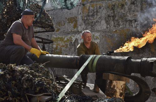 epa12053625 A handout photo made available by the Press Service of the 65th Separate Mechanised Brigade of the Ukrainian Armed Forces shows Ukrainian servicemen repair a 2S3 self-propelled gun 'Akatsiya,' near the frontline in the Zaporizhzhia area, amid the ongoing Russian invasion in Ukraine, 24 April 2025 (issued 25 April 2025).  EPA/65 MECHANIZED...