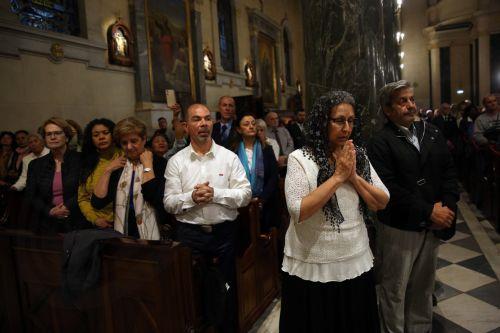 epa12054767 Catholic faithful participate in a Holy Mass in honor of late Pope Francis at St Dionysius Cathedral in Athens, Greece, 25 April 2025. Pope Francis died on 21 April 2025 at the age of 88, according to the Holy See.  EPA/ORESTIS PANAGIOTOU
