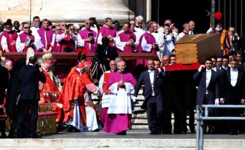 epa12055834 Palbearers carry the coffin containing the body of Pope Francis during the pontiff's funeral in St. Peter's Square, on the parvis of Saint Peter's Basilica, in Vatican City, 26 April 2025. Pope Francis passed away on Easter Monday, 21 April 2025, at the age of 88.  EPA/ETTORE FERRARI