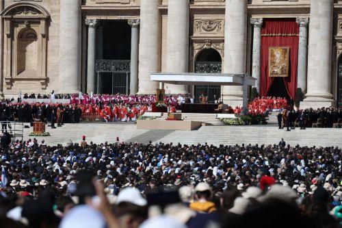 epa12055851 The coffin containing the body of Pope Francis is placed in Saint Peter's Square during the pontiff's funeral, on the parvis of Saint Peter's Basilica, in Vatican City, 26 April 2025. Pope Francis passed away on Easter Monday, 21 April 2025, at the age of 88.  EPA/MASSIMO PERCOSSI
