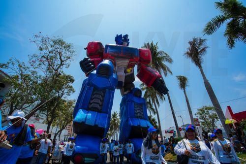 epa12057557 People participate in a parade of giant balloon figures in Acapulco, Mexico, 26 April 2025. Tourists and residents of the Mexican port of Acapulco overcame the wave of violence of this Easter vacation by crowding a parade of giant balloons, which sealed a period of almost total hotel occupancy despite nearly 40 murders within two weeks. ...