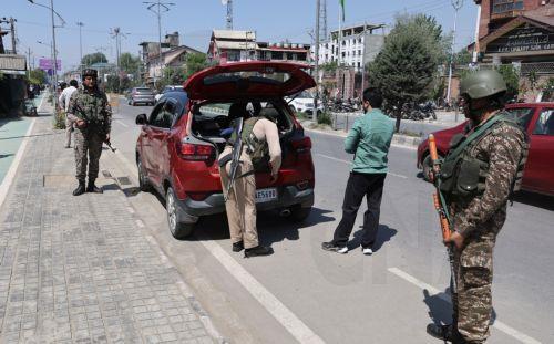 epa12064217 Indian paramilitary soldiers stand guard as a policeman checks a vehicle at a temporary checkpoint during a surprise search operation in Srinagar, Kashmir, India, 30 April 2025. Security has been intensified in Indian Kashmir after 26 people were killed on 22 April, after gunmen opened fire on a group of tourists in the popular destination of...