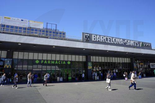 epa12064600 A view of Sants railway station in Barcelona, northeastern Spain, 30 April 2025. Commuter trains, high-speed, and long-distance train services are back to normal in Barcelona on 30 April after a power outage that hit the Iberian Peninsula on 28 April.  EPA/ALEJANDRO GARCIA