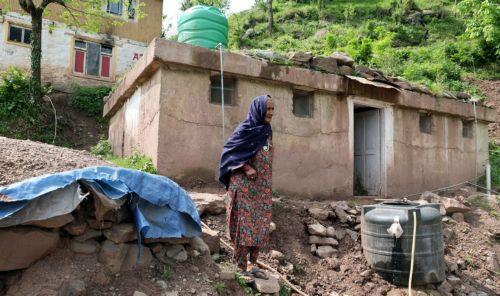 epa12069234 A Kashmiri villager woman stands near a bunker at Churunda village of Uri sector, along the Line of Control (LoC) in Baramulla, Indian-administered Kashmir, 02 May 2025. Security has been built up along the LoC, the de facto border that separates Kashmir into Indian and Pakistani administered parts, after at least 26 people were killed on 22...