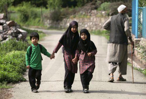 epa12069239 Kashmiri children walk towards their school at Tilawari village of Uri sector, along the Line of Control (LoC) in Baramulla, Indian-administered Kashmir, 02 May 2025. Security has been built up along the LoC, the de facto border that separates Kashmir into Indian and Pakistani administered parts, after at least 26 people were killed on 22 April...