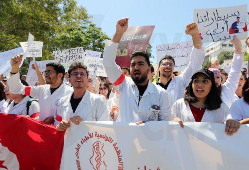 epa12069265 Young Tunisian doctors take part in a demonstration to demand better working conditions, in front of the Ministry of Health in Tunis, Tunisia, 02 May 2025. The Tunisian Organization of Young Doctors organized a national strike and a march from the Faculty of Medicine in Tunis towards the Ministry of Health to demand better working conditions in...