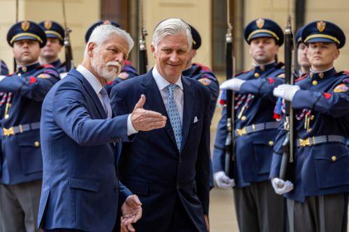 epa12075153 Czech President Petr Pavel (L) and King Philippe of Belgium (R) inspect the guard of honor during the welcome ceremony prior to their meeting at Prague Castle, in Prague, Czech Republic, 05 May 2025. The Belgian king is on a two-day official visit to the Czech Republic.  EPA/MARTIN DIVISEK