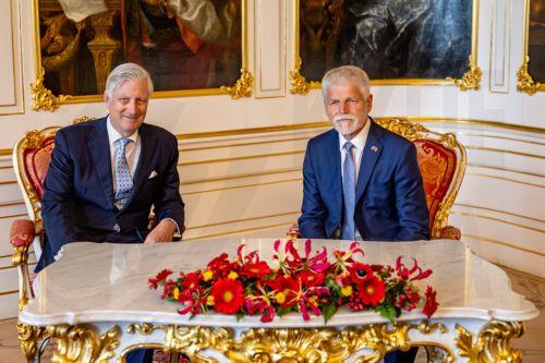 epa12075181 Czech President Petr Pavel (R) and King Philippe of Belgium (L) pose for the media prior to their meeting at Prague Castle, in Prague, Czech Republic, 05 May 2025. The Belgian king is on a two-day official visit to the Czech Republic.  EPA/MARTIN DIVISEK
