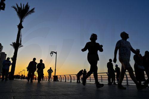 epaselect epa12078379 People enjoy a walk as the sun sets at the Corniche Al Manara in Beirut, Lebanon, 06 May 2025.  EPA/WAEL HAMZEH