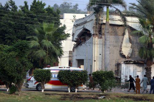 epa12079124 A view of a building that was targeted in an Indian missile strike near Muridke, Punjab province, Pakistan, 07 May 2025. The Indian government said it conducted military strikes on nine sites in Pakistan in retaliation for a deadly militant attack on tourists in Kashmir.  EPA/RAHAT DAR