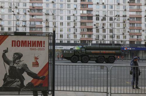 epa12079162 A Russian policeman stands guard as a Russian S-400 Triumf missile system arrives for the general rehearsal of the annual military parade ahead of Victory Day celebrations, in downtown Moscow, Russia, 07 May 2025. Russia is preparing to mark the 80th anniversary of Nazi Germany's unconditional surrender in World War II (WWII). The military...