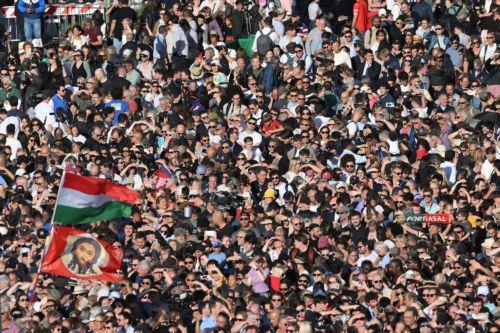 epa12084160 Faithful look as white smoke rises from the chimney of the Sistine Chapel, signaling that cardinals elected a new pope during their conclave in Vatican City, 08 May 2025.  EPA/ALESSANDRO DI MEO