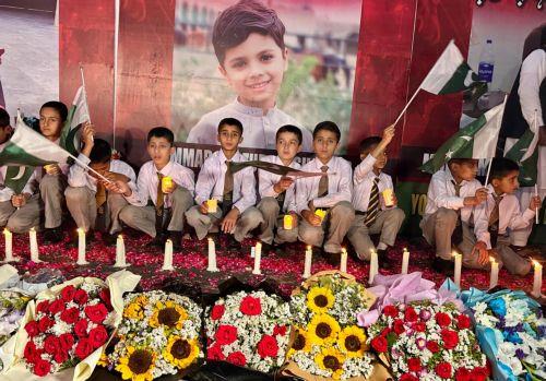 epa12084163 Pakistani school children and civil society activists light candles to pay respect to the victims of Indian missile strikes, in Rawalpindi, Pakistan, 08 May 2025. According to Pakistan's Director General of Inter-Services Public Relations, at least 31 Pakistani civilians were killed and 57 others injured in Indian aerial attacks.  EPA/SOHAIL...