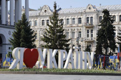 epa12088050 The 'I love Ukraine' sign displayed at the Independence Square in Kyiv, Ukraine, 10 May 2025, ahead of a gathering of European leaders in the Ukrainian capital.  EPA/LUDOVIC MARIN / POOL  MAXPPP OUT