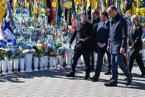 epa12088116 (L-R) Ukraine's President Volodymyr Zelensky, Poland's Prime Minister Donald Tusk, France's President Emmanuel Macron, Germany's Chancellor Friedrich Merz, and Ukraine's First Lady Olena Zelenska visit the Independence Square in Kyiv, Ukraine, 10 May 2025, ahead of a gathering of European leaders in the Ukrainian capital.  EPA/Darek Delmanowicz...