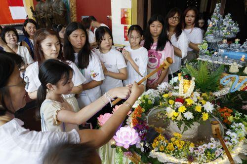 epa12092953 People take part in Vesak Day or Buddha's Birthday, celebrations at a temple in Denpasar, Bali, Indonesia, 12 May 2025. Buddhists celebrate Vesak Day to mark the date of the birth, enlightenment, and passing of Gautama Buddha (Siddhartha Gautama).  EPA/MADE NAGI