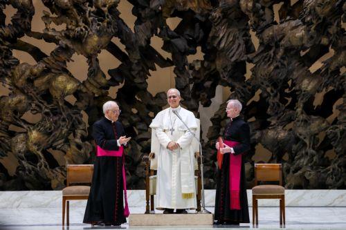 epa12093680 Pope Leo XIV (C) greets the faithful during an audience with representatives of the media in Nervi Hall at the Vatican, Vatican City, 12 May 2025.  EPA/ANDREA SOLERO