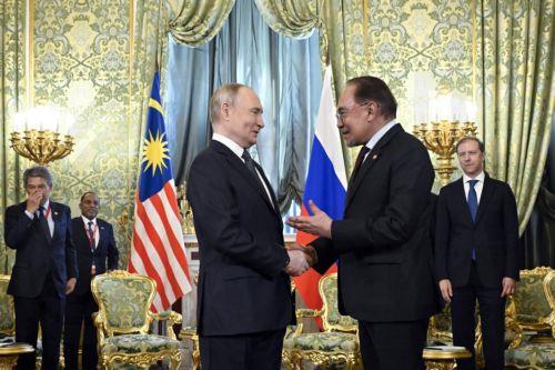 epa12098947 Russian President Vladimir Putin (C-L) meets with Malaysia's Prime Minister Anwar Ibrahim (C-R) at the Kremlin in Moscow, Russia, 14 May 2025. The Malaysian prime minister is on an official visit to Moscow.  EPA/ALEXANDER NEMENOV / POOL