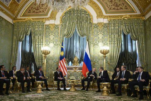 epa12098948 Russian President Vladimir Putin (C-R) meets with Malaysia's Prime Minister Anwar Ibrahim (C-L) at the Kremlin in Moscow, Russia, 14 May 2025. The Malaysian prime minister is on an official visit to Moscow.  EPA/ALEXANDER NEMENOV / POOL