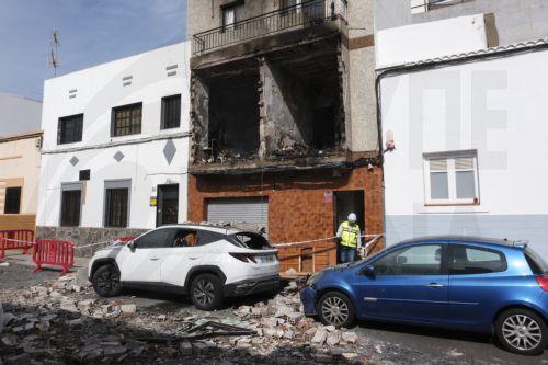 epa12119323 Debris lies on the ground after an explosion and a following fire at a house in La Laguna, Tenerife, Canary Islands, Spain, 20 May 2025. One person has reportedly died in the blast.  EPA/Alberto Valdes