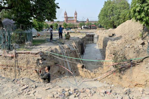 epa12130183 Laborers work at a road construction site on a day of scorching heat, in Lahore, Pakistan, 24 May 2025. Pakistan's Punjab province and its capital Lahore are experiencing an intense heatwave with temperatures climbing over 40 degrees Celsius.  EPA/RAHAT DAR