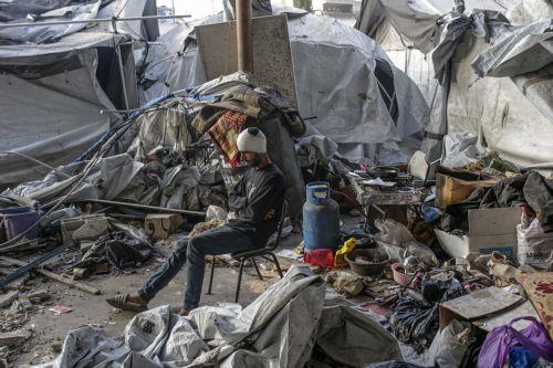 epa12136496 An injured displaced Palestinian man sits at the rubble of his family shelter in the Al Jerjawi school following an Israeli airstrike in the Al Daraj neighborhood of Gaza City on 26 May 2025. According to the Palestinian Health Ministry in Gaza over 30 Palestinians were killed in the airstrike in the early hours of the morning. More than 53,900...