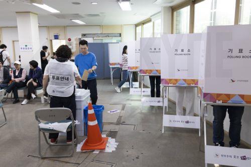 epa12142116 People cast their votes at a polling station in Seoul, South Korea, 29 May 2025. A two-day run of early voting in South Korea kicked off 29 May. The ballots cast by early voters, who may be busy or out of the country on election day, will be kept by South Korea's election watchdog until the vote counting officially begins after the 03 June...