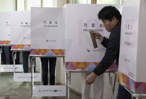epa12142118 People cast their votes at a polling station in Seoul, South Korea, 29 May 2025. A two-day run of early voting in South Korea kicked off 29 May. The ballots cast by early voters, who may be busy or out of the country on election day, will be kept by South Korea's election watchdog until the vote counting officially begins after the 03 June...